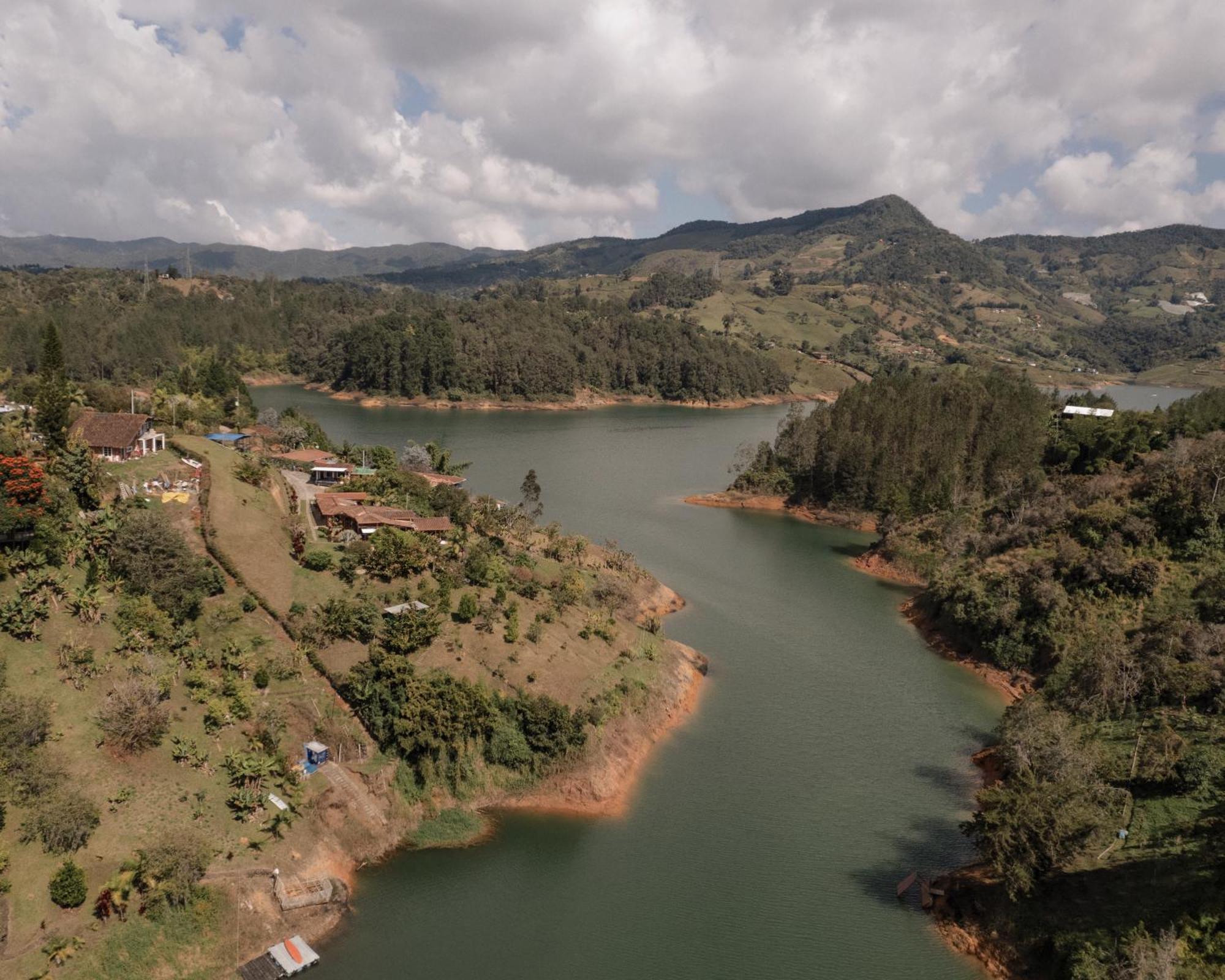 Hotel IBUKU Cabaña Junto al lago con Jacuzzi y Muelle Privados Guatapé Exterior foto